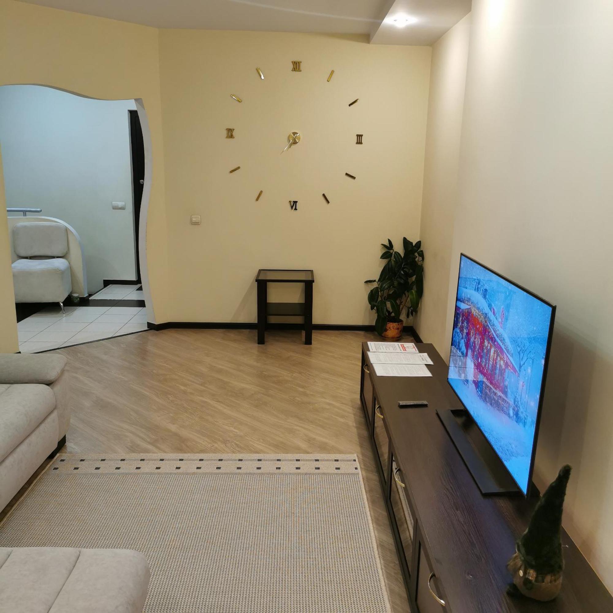 Big Apartment In Rivne Center Exterior photo